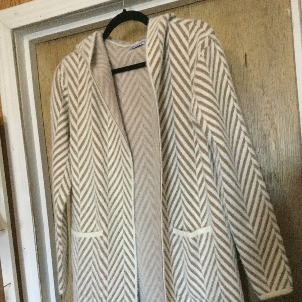 Point Zero open front cardigan hooded zigzag print size medium